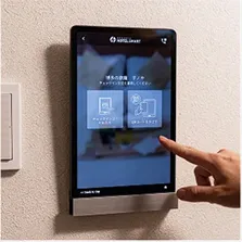 壁に設置されたタブレット端末で情報を入力する様子