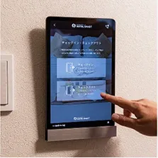 壁に設置されたタブレット端末でチェックアウトを選択する様子