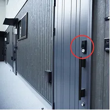ドアノブ上部に取り付けられた番号を入力する機器