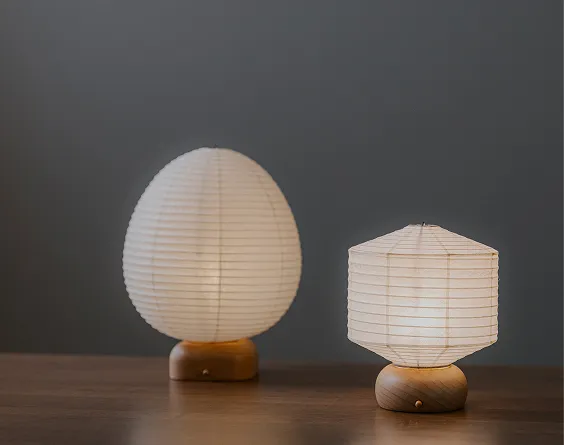 木の台座に、繊細な和紙を透過して柔らかな光を放つ、大小二つの置き行灯（あんどん）。