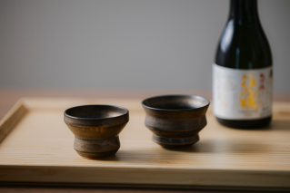 畳の上に並べられた、深い紺色の織生地が美しい座布団。