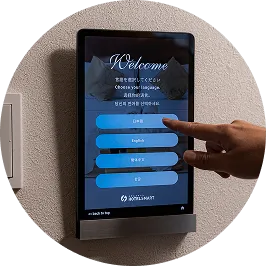 タブレット端末でチェックイン操作を行う様子。非対面でスムーズに手続きできるシステム。