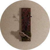 壁に設置された装飾パネル。自然素材を使ったアートが空間を彩る。