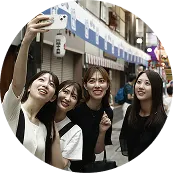 観光地で自撮りを楽しむ女性グループ。思い出を共有する笑顔の瞬間。