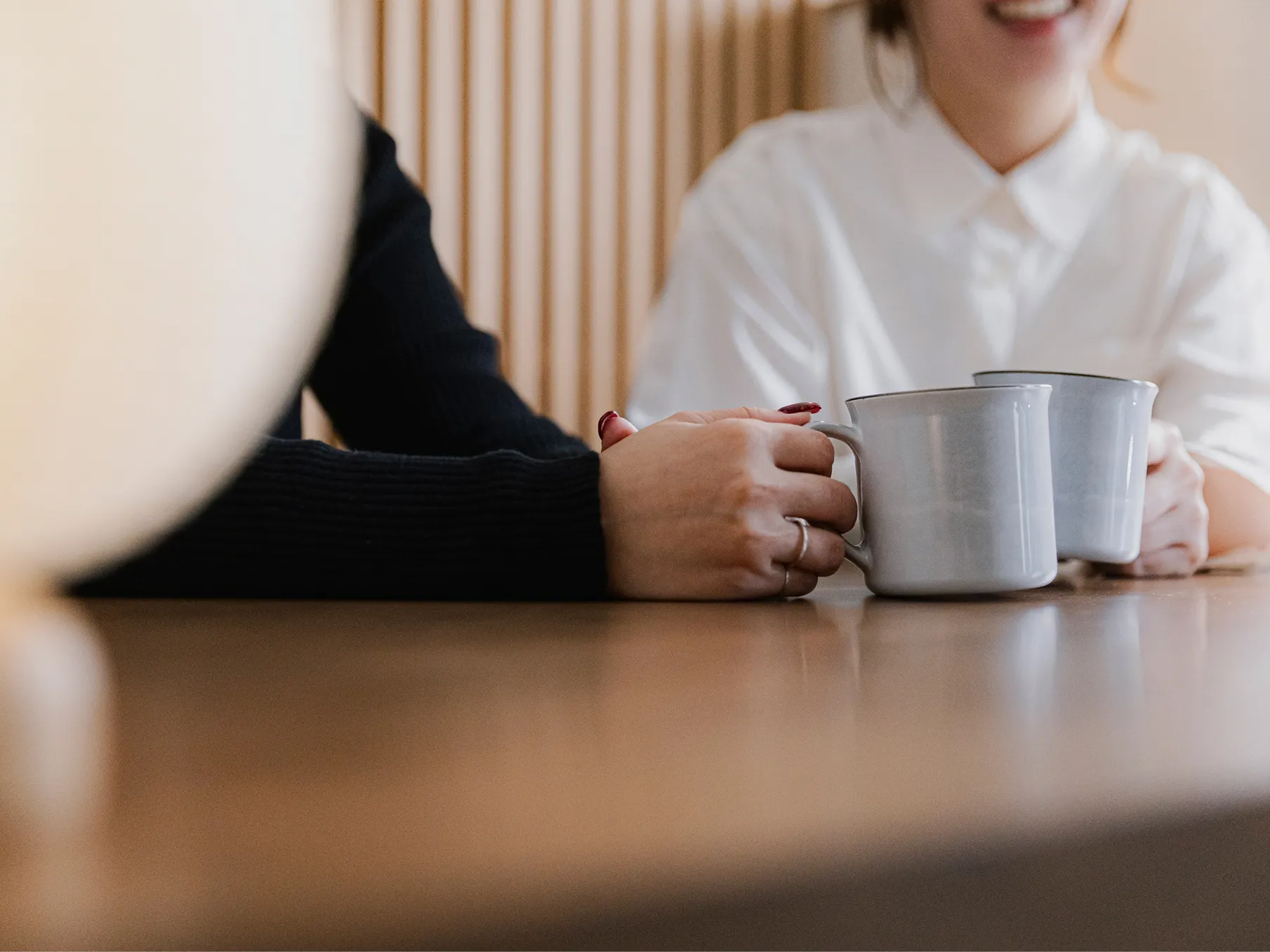 マグカップを持って楽しそうに会話する男女