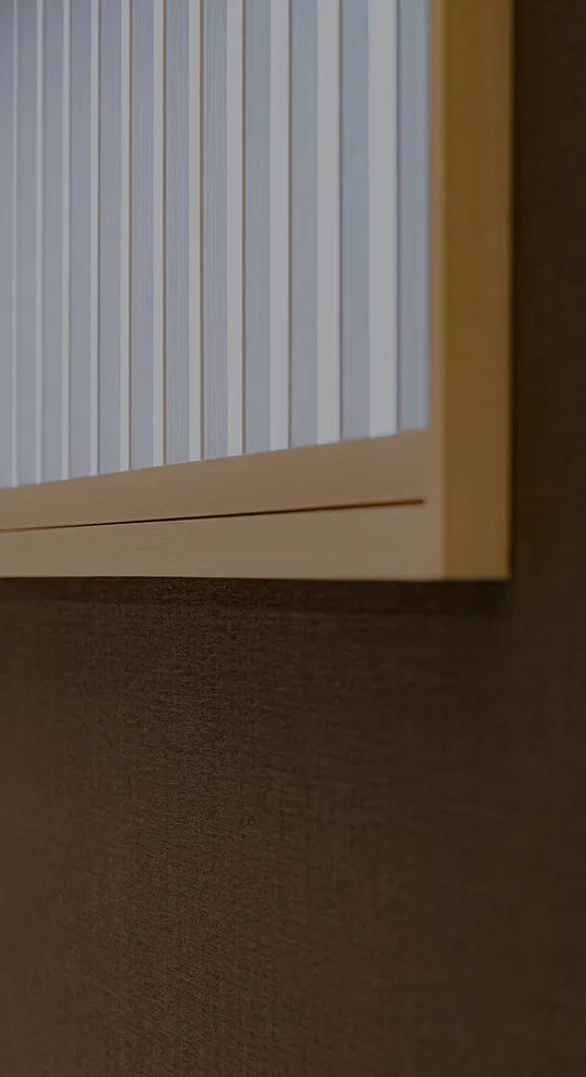 落ち着いた雰囲気のお部屋の茶色の壁と和風な窓枠