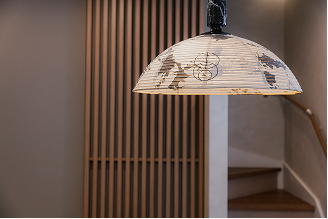 和風デザインの照明が吊り下がる室内インテリアの写真