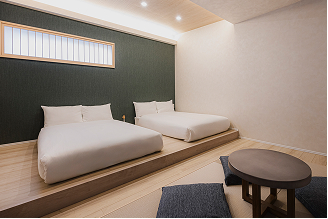 和モダンなツインルームの客室写真