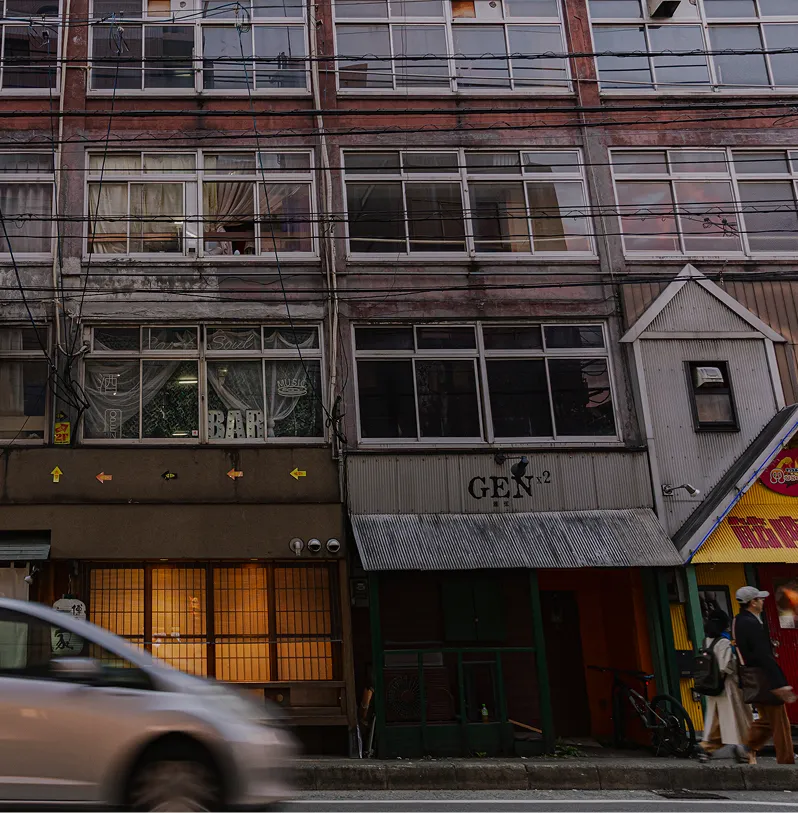 飲食店などが並ぶ、年季の入ったレトロなビルの外観。