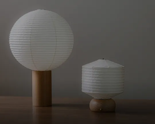 和紙と木でできたシンプルな照明