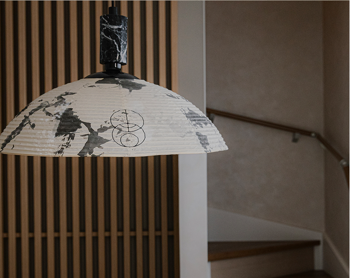 1階階段前にある和風な照明