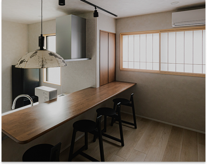 椅子がならんだカウンター型のキッチン