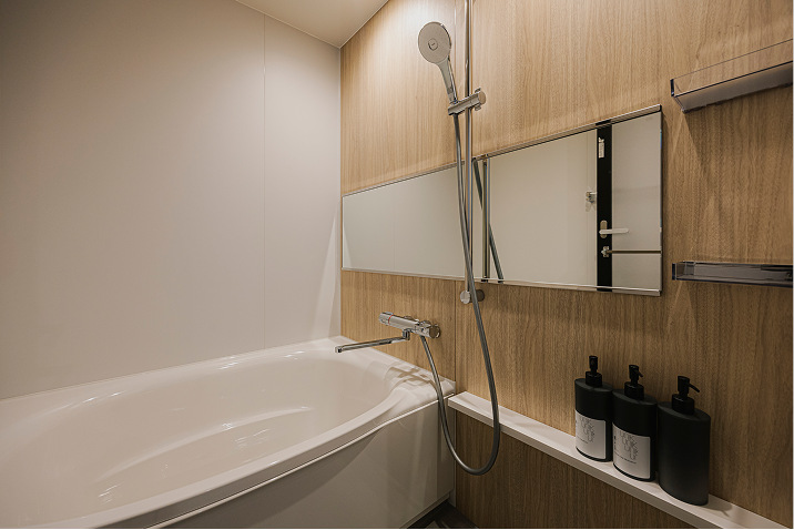 清潔感のある広々とした浴室。