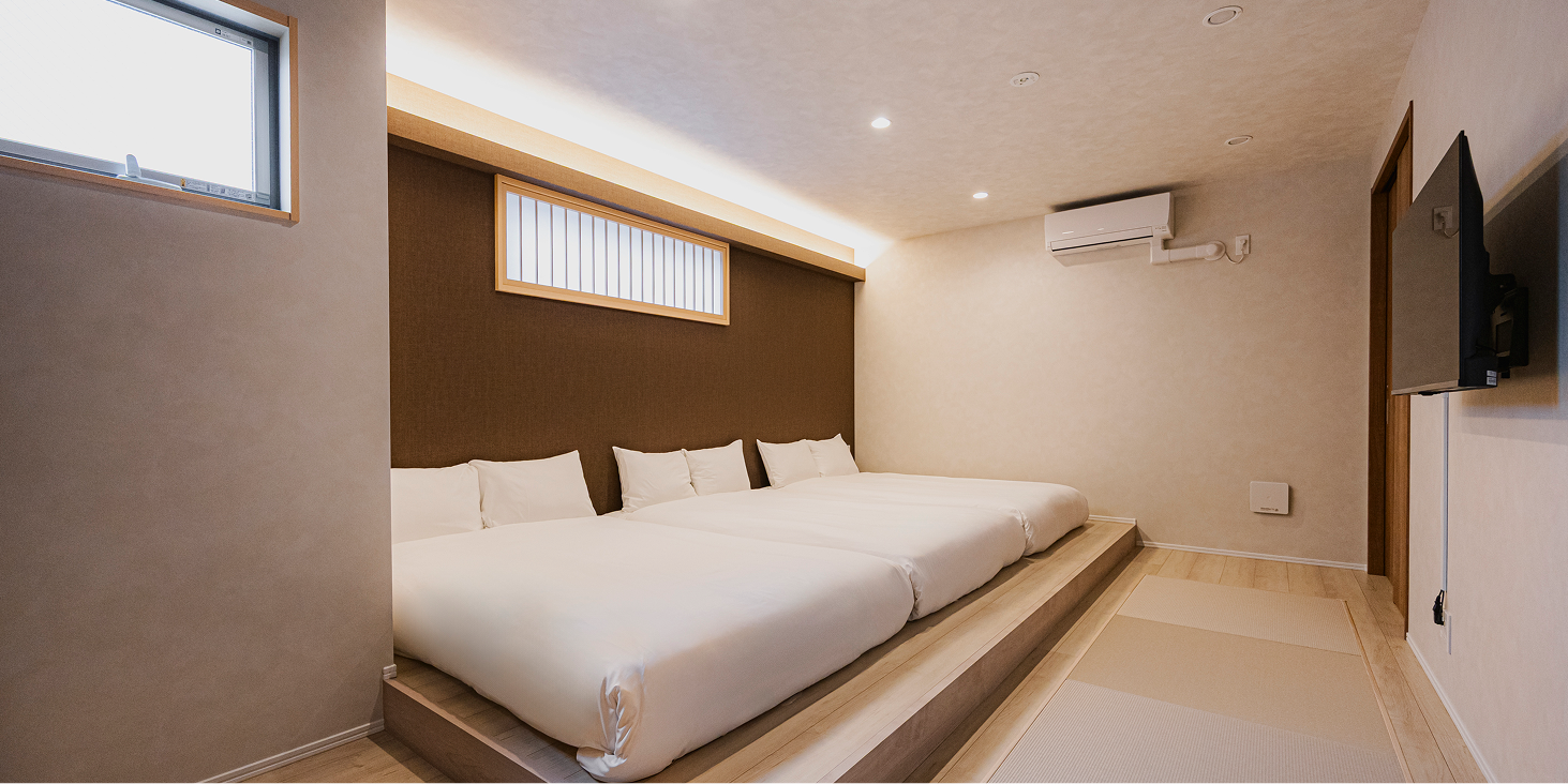 2階のベッドが3台設置された温かみのある寝室