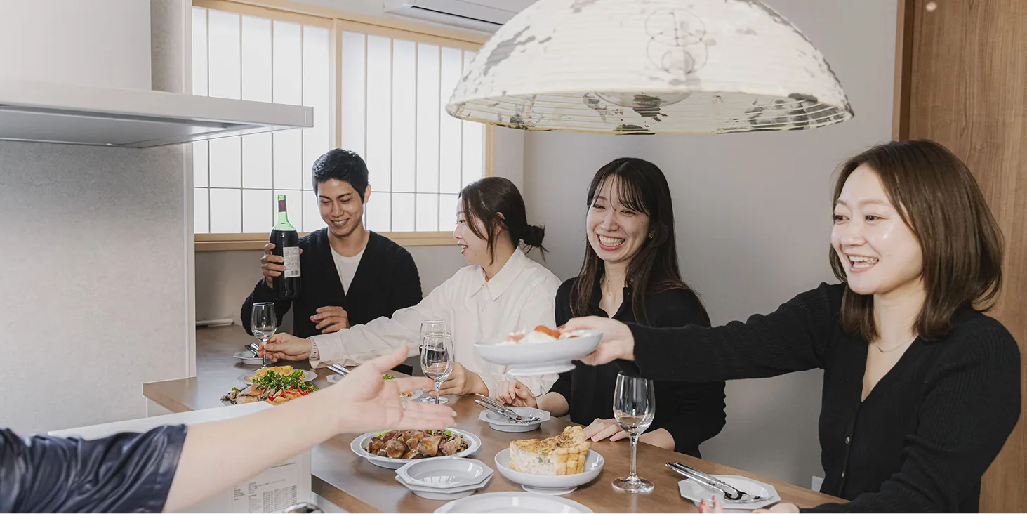 リビングで料理やお酒を用意し楽しそうにパーティーをシている様子