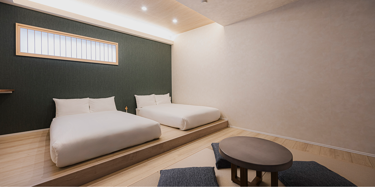 2階のツインベッドが設置された落ち着いた寝室